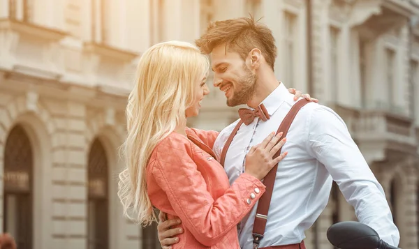 Portret Van Een Lachend Mooi Meisje Haar Knappe Vriendje Vrouw — Stockfoto