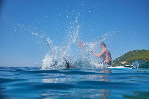 Junges Und Schönes Liebespaar Auf Einem Surfbrett Offenen Ozean Vor — Stockfoto