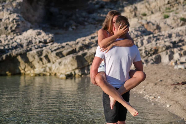 Açık Havada Aşık Genç Bir Çift Yazın Plajda Poz Veren — Stok fotoğraf