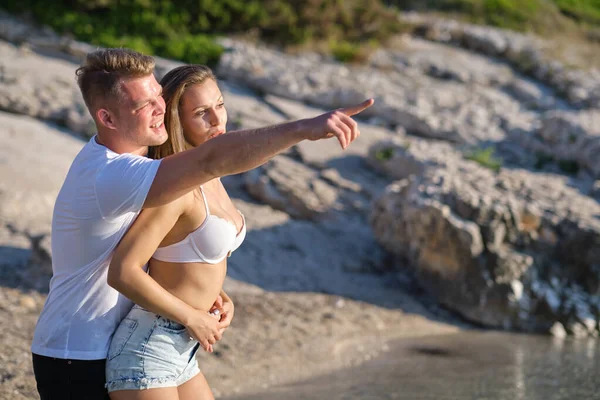 Romantyczne Wakacje Młoda Kochająca Się Para Siedzi Razem Plaży Podziwiając — Zdjęcie stockowe