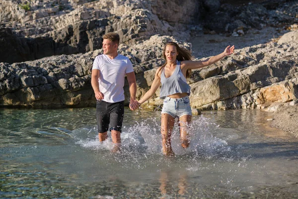 Genç Aşık Çift Sahilde Suyun Üzerinde Koşuyor — Stok fotoğraf