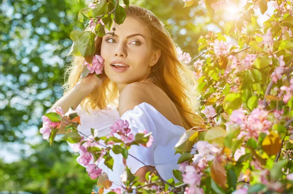 Bella Giovane Donna Che Cammina Vicino All Albero Primaverile Fiore — Foto Stock