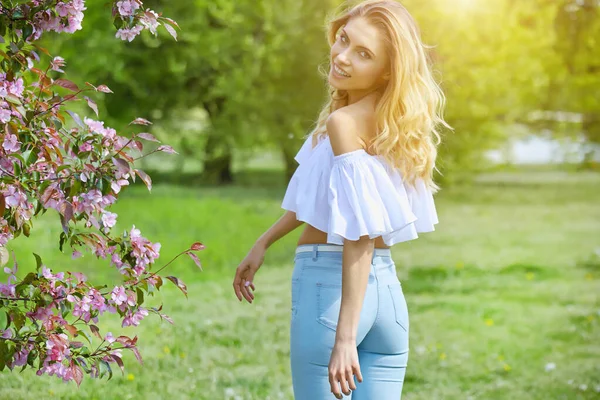 Hermosa Mujer Joven Caminando Cerca Del Floreciente Árbol Primavera —  Fotos de Stock