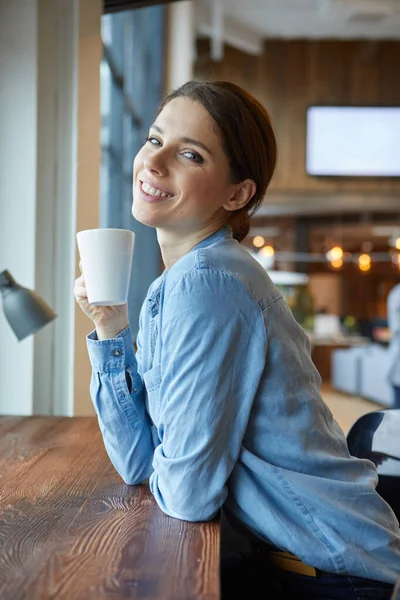 Frau Nutzt Laptop Riesige Loft Studio Student Forschen Prozess Work — Stockfoto