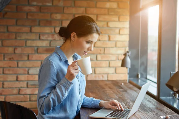 Woman Use Laptop Huge Loft Studio Student Researching Process Work — Φωτογραφία Αρχείου