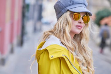 Sarı ceketli bahar kızı.