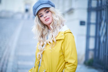 Sarı ceketli bahar kızı.