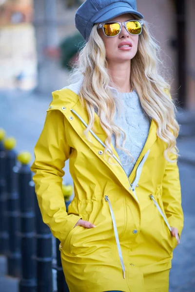 Jarní Dívka Kráčí Žlutém Kabátě — Stock fotografie