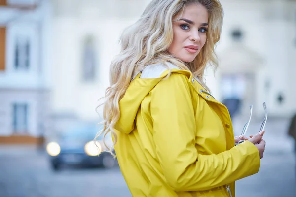 Spring Girl Walking Yellow Coat — Stock Photo, Image