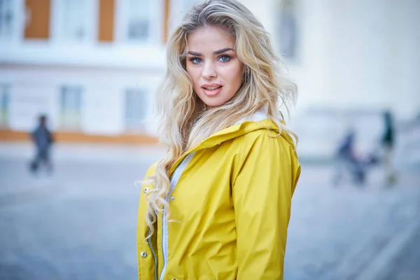 Menina Primavera Andando Casaco Amarelo — Fotografia de Stock