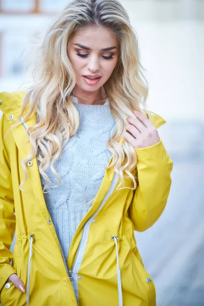Spring Girl Walking Yellow Coat — Stock Photo, Image
