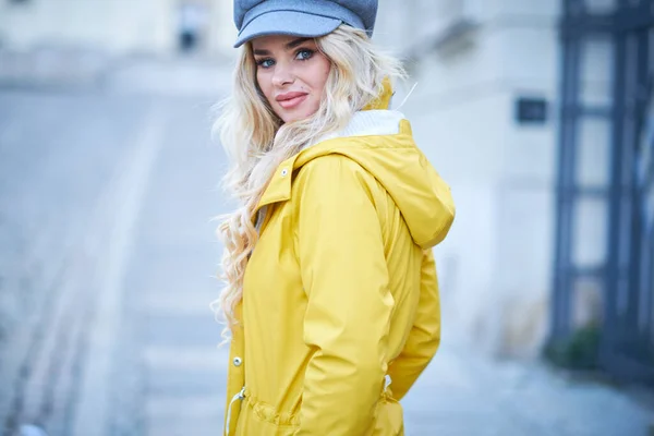 穿着黄色外套走路的春姑娘 — 图库照片