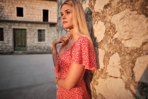 Vogue Estilo Elegante Retrato Bela Moda Mulher Ondulado Brilho Loiro — Fotografia de Stock