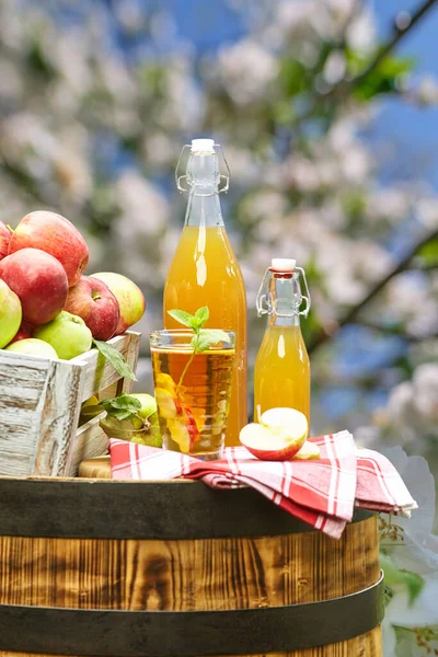 Korb Mit Äpfeln Auf Einem Obstgarten Der Auf Einem Fass — Stockfoto
