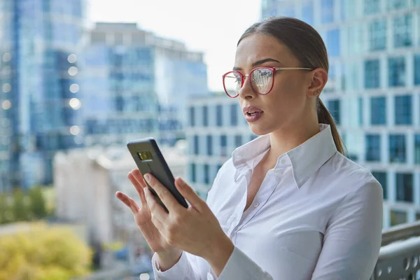 Agente Immobiliare Che Parla Telefono Sullo Sfondo Edifici Moderni Edifici — Foto Stock