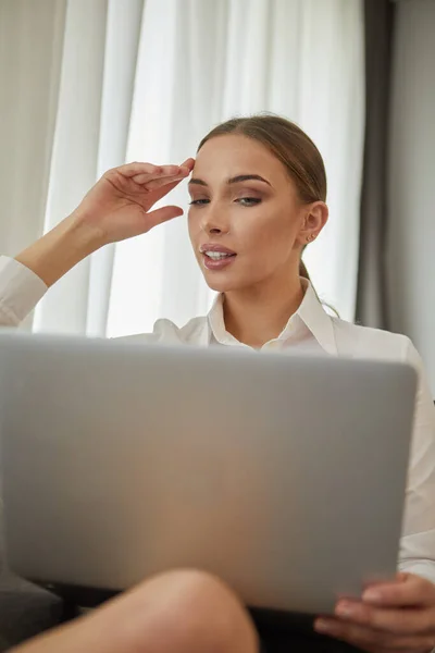 Concentrato Giovane Donna Affari Bella Che Lavora Computer Portatile Ufficio — Foto Stock