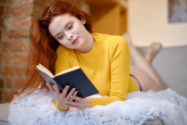 Kız Rahat Bir Çatı Katında Kitap Okuyor Boş Zaman Konsepti — Stok fotoğraf