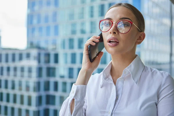 Vrouwelijke Makelaar Aan Het Woord Mobiele Telefoon Buurt Van Modern — Stockfoto