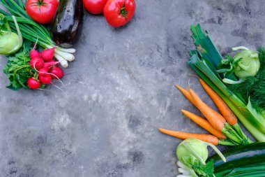 Köy arka planında taze, çiğ sebzeler. sağlıklı beslenme konsepti. Vitaminler, bağışıklık