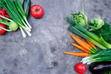 Köy arka planında taze, çiğ sebzeler. sağlıklı beslenme konsepti. Vitaminler, bağışıklık