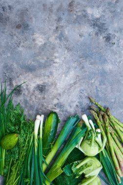 Köy arka planında taze, çiğ sebzeler. sağlıklı beslenme konsepti. Vitaminler, bağışıklık