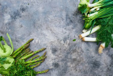 Köy arka planında taze, çiğ sebzeler. sağlıklı beslenme konsepti. Vitaminler, bağışıklık