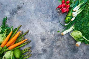 Köy arka planında taze, çiğ sebzeler. sağlıklı beslenme konsepti. Vitaminler, bağışıklık