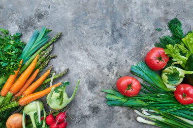 Köy arka planında taze, çiğ sebzeler. sağlıklı beslenme konsepti. Vitaminler, bağışıklık