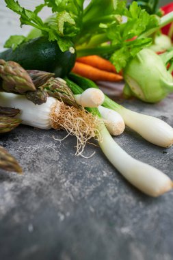 Köy arka planında taze, çiğ sebzeler. sağlıklı beslenme konsepti. Vitaminler, bağışıklık