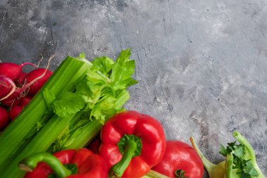 Köy arka planında taze, çiğ sebzeler. sağlıklı beslenme konsepti. Vitaminler, bağışıklık