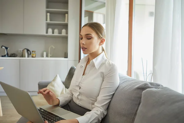 Aantrekkelijke Jonge Zakenvrouw Die Thuis Aan Een Laptop Werkt Afsluiting — Stockfoto