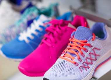 Çeşitli renkli spor ayakkabı