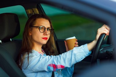 Kadın kahve ile onu arabayı git