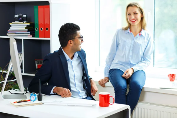 Hermosa mujer joven y hombre trabajando desde casa —  Fotos de Stock