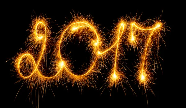 Frohes neues Jahr - 2017 mit Wunderkerzen auf Schwarz — Stockfoto
