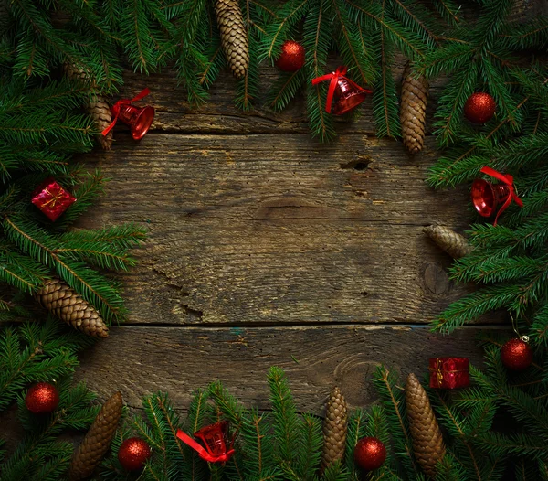 Gałęzi choinki z szyszek i ozdoby świąteczne na — Zdjęcie stockowe