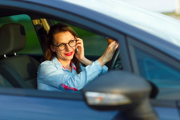 Kobieta interesu wielozadaniowość podczas jazdy — Zdjęcie stockowe