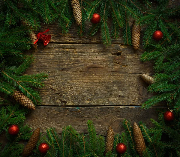 Rami di albero di Natale con coni e decorazioni natalizie su — Foto Stock