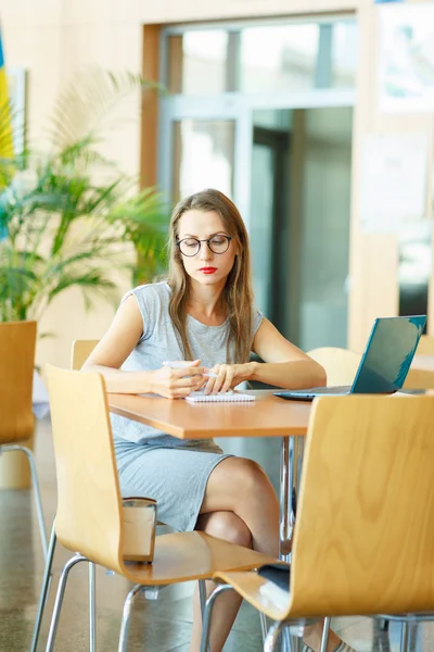 Wanita bisnis yang duduk di kafe dengan laptop — Stok Foto