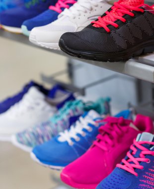 Çeşitli renkli spor ayakkabı