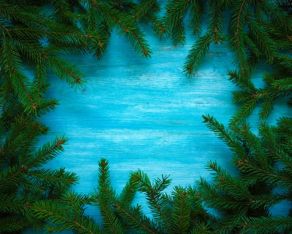 Ramas de árbol de Navidad en textura de madera azul listo para su de — Foto de Stock