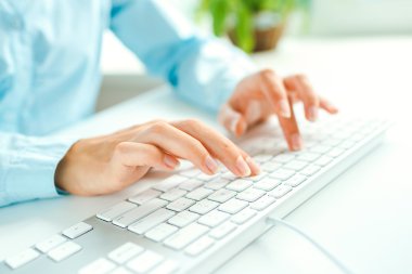 Klavyede yazarak işçisi kadın ofis