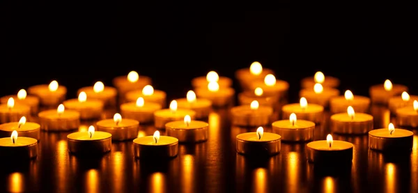 Many burning candles with shallow depth of field — Stock Photo, Image