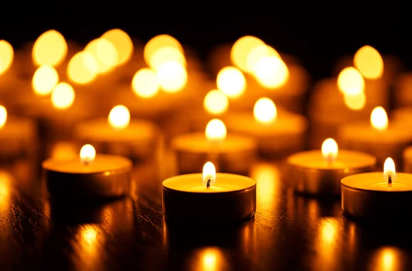 Many burning candles with shallow depth of field — Stock Photo, Image