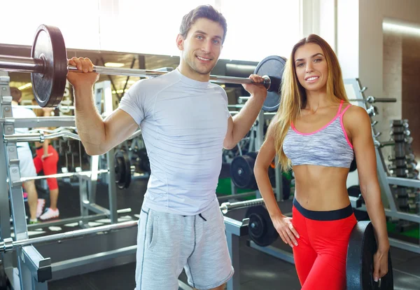 Sportos pár gyakorlatok az edzőteremben csinál súlyzó — Stock Fotó
