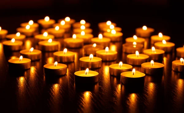 Muchas velas encendidas con poca profundidad de campo —  Fotos de Stock