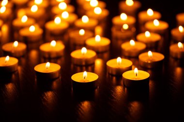 Birçok yanan mum sığ alan derinliğine sahiptir.