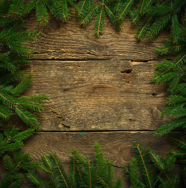 Гілки ялинки на дерев'яній текстурі готові до вашого дизайну — стокове фото