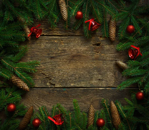 Rami di albero di Natale con coni e decorazioni natalizie su — Foto Stock