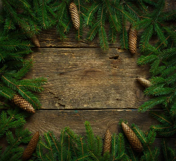 Ramas de árbol de Navidad con conos en textura de madera listo para y — Foto de Stock